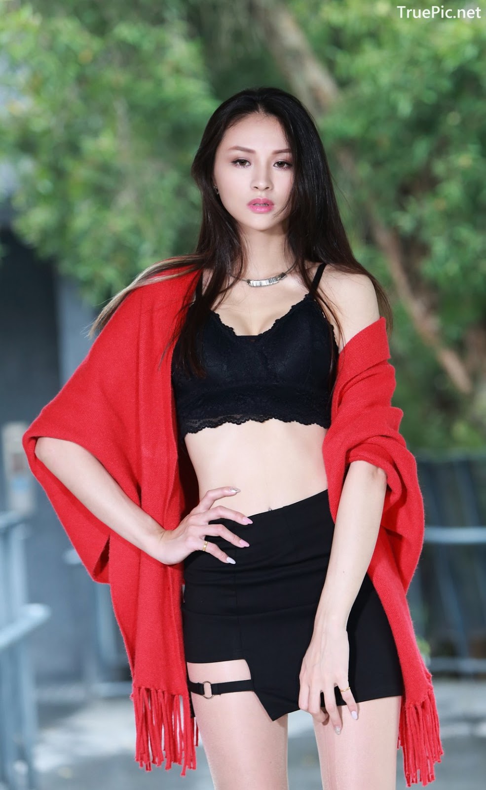 Image-Taiwanese-Beautiful-Long-Legs-Girl-雪岑Lola-Black-Sexy-Short-Pants-and-Crop-Top-Outfit-TruePic.net- Picture-11