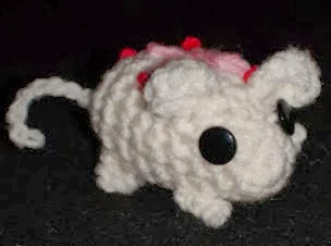 http://www.crochetgeek.com/2009/03/amigurumi-crochet-mouse.html