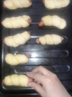 place-the-rolls-on-the-tray