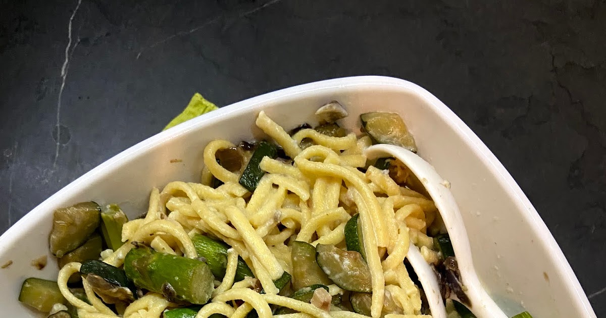 Olu nūdeles ar kabaci un sparģeļiem