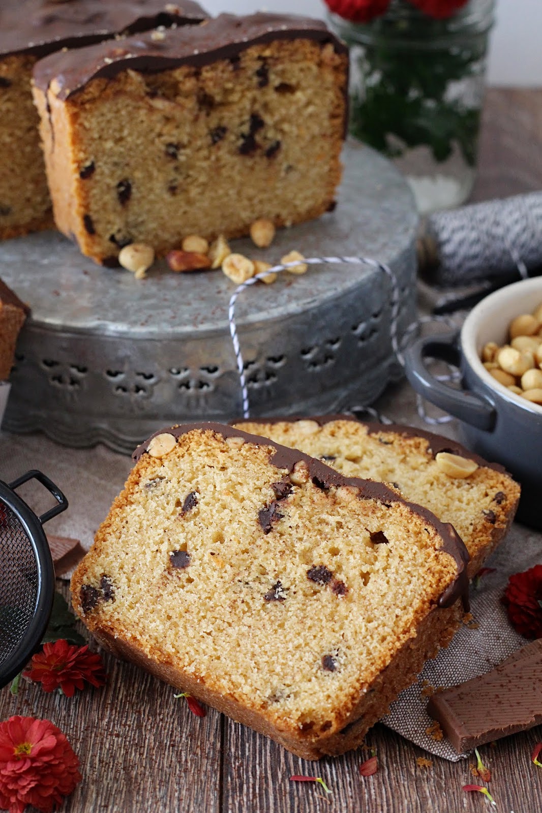 Erdnussbutter-Kuchen mit Schokostückchen und salzigem Erdnusstopping ...