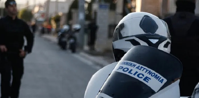 Αστυνομικός πήρε τα γλυκά και ξέχασε το όπλο με τον γεμιστήρα μέσα σε ζαχαροπλαστείο, vid Αστυνομικός πήρε τα γλυκά και ξέχασε το όπλο με τον γεμιστήρα μέσα σε ζαχαροπλαστείο, vid