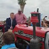 (videos) MACRI LLEGÓ A SÁENZ PEÑA Y MANEJÓ UN TRACTOR 