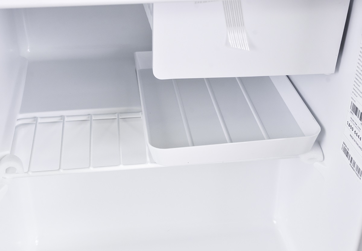 Tủ lạnh mini Casper RO-45PB có khay chịu lực bền bỉ và an toàn khi sử dụng