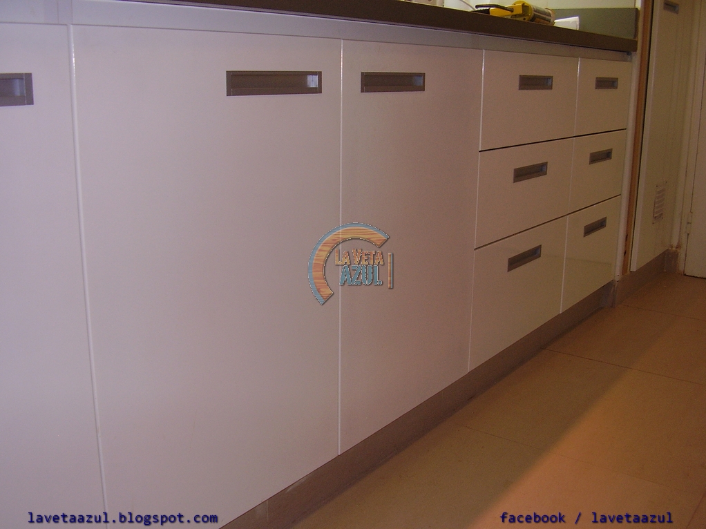 La Veta Azul: Mueble de Cocina Laqueado en Blanco Brillante