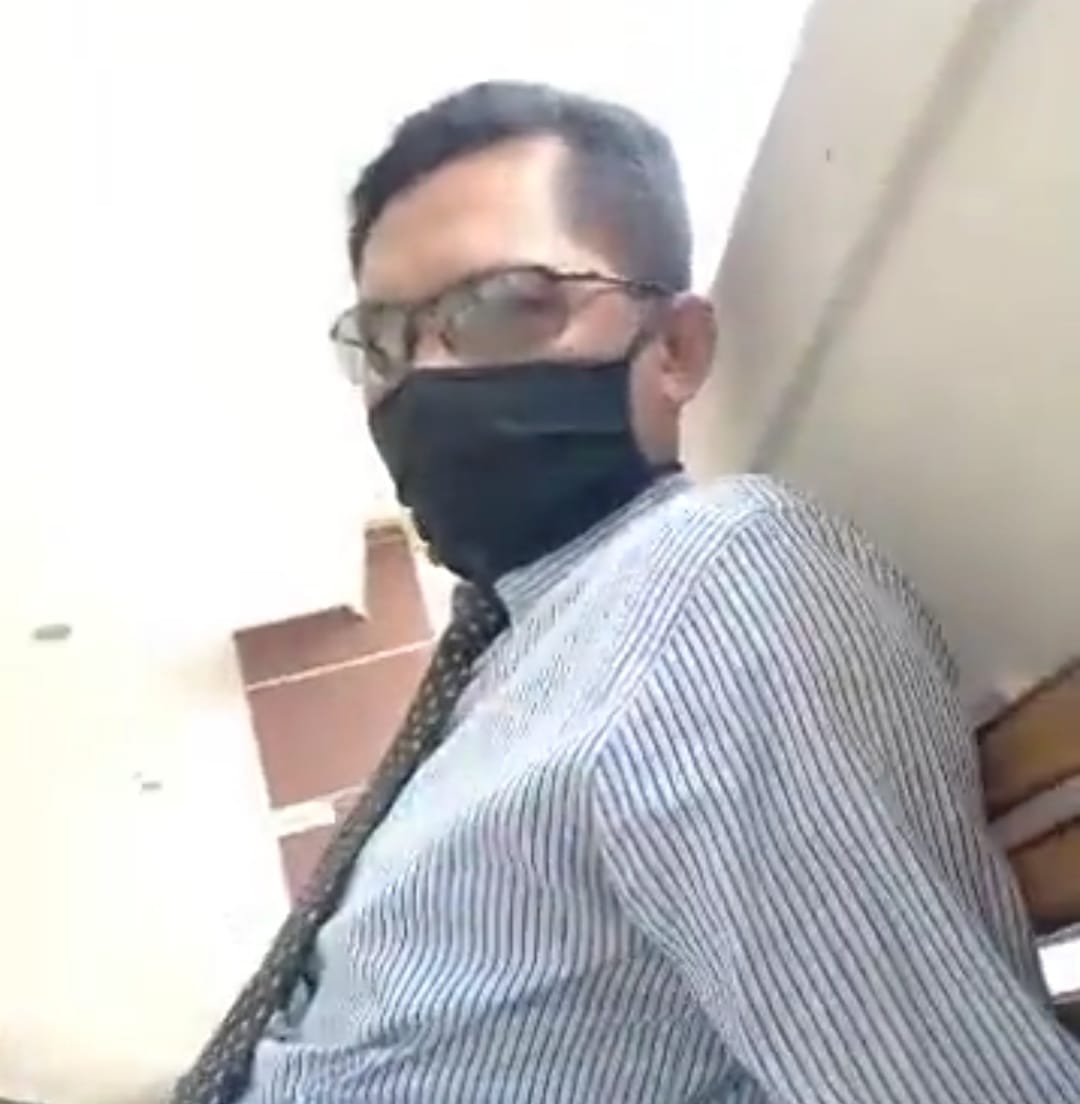 Didampingi Kuasa Hukum, Kepala MDT Muawanah Layangkan Gugatan Ke PN Pandeglang Pandeglang, Radar Nusantara Kepala Madrasah Diniyah Takmiliyah (MDT) Muawanah Kp.Situ Desa Karyabuana Kecamatan Cigeulis Kabupaten Pandeglang Provinsi Banten Omih Halimah (31) didampingi Kuasa Hukum nya melayangkan gugatan Perbuatan Melawan Hukum atas dugaan perbuatan oknum guru salah satu SD Negeri di Kecamatan Cigeulis berinisial ISS alias Iw ke Pengadilan Negeri Pandeglang. "Siapapun tidak boleh sewenang-wenang terhadap masyarakat, apalagi menyelewengkan dana bantuan operasional pendidikan (BOP) MDT untuk terdampak Covid-19 dari pemerintah," tegasnya, di Kantor Hukum AM Munir & Rekan, Perumahan Rika Residen Babakan Lor Kecamatan Cikedal Kabupaten Pandeglang, Senin (18/1/21). Selain sudah mendaftar perkaranya ke Pengadilan, pihaknya mengaku akan juga segera melaporkan perihal ini ke Polda Banten, Insya Allah dalam minggu ini kami akan segera melaporkannya ke pihak yang berwajib agar ada tindakan hukum nyata terhadap ISS dan juga oknum pihak Bank yang diduga bermain dibalik semua ini," Kata Misbakhul Munir. "Kok pihak Bank semudah itu mengeluarkan dana ke orang yang bukan merupakan Kepala Madrasah dan seharusnya pihak Kemenag Kabupaten Pandeglang memberikan salinan data atas siapa saja yang berhak mendapatkan bantuan pemerintah tersebut," imbuhnya. Dijelaskannya, seharusnya pihak Bank melakukan verifikasi baik nama Madrasah dan kepala Madrasah nya sesuai data yang diberikan oleh Kemenag Pandeglang, beber Misbakhul Munir yang menjelaskan langkah yang seharusnya dilakukan pihak pihak terkait. Menurutnya apabila langkah itu dilakukan maka tidak ada orang lain yang mengaku sebagai Kepala Madrasah yang menggunakan di duga data palsu. "Maka dari itu atas perihal tersebut kami sebagai tim kuasa hukum jelas akan menindak tegas ISS dkk agar bisa diketahui sudah berapa kali dia memalsukan data sekolah dan berapa kali mengeruk dana bantuan pemerintah, dikarenakan perbuatan ISS tersebut jelas merupakan tindak pidana sebagaimana pasal 372 KUHP jo Pasal 378 KUHP jo Pasal 263 KUHP dengan ancaman hukuman 6 tahun penjara,"terang nya. Sementara ISS saat hendak dikonfirmasi melalui telepon genggam dan WA ke nomor 08191422XXXX belum bisa memberikan komentarnya. (Iwan RN). Didampingi Kuasa Hukum, Kepala MDT Muawanah Layangkan Gugatan Ke PN Pandeglang Pandeglang, Radar Nusantara Kepala Madrasah Diniyah Takmiliyah (MDT) Muawanah Kp.Situ Desa Karyabuana Kecamatan Cigeulis Kabupaten Pandeglang Provinsi Banten Omih Halimah (31) didampingi Kuasa Hukum nya melayangkan gugatan Perbuatan Melawan Hukum atas dugaan perbuatan oknum guru salah satu SD Negeri di Kecamatan Cigeulis berinisial ISS alias Iw ke Pengadilan Negeri Pandeglang. "Siapapun tidak boleh sewenang-wenang terhadap masyarakat, apalagi menyelewengkan dana bantuan operasional pendidikan (BOP) MDT untuk terdampak Covid-19 dari pemerintah," tegasnya, di Kantor Hukum AM Munir & Rekan, Perumahan Rika Residen Babakan Lor Kecamatan Cikedal Kabupaten Pandeglang, Senin (18/1/21). Selain sudah mendaftar perkaranya ke Pengadilan, pihaknya mengaku akan juga segera melaporkan perihal ini ke Polda Banten, Insya Allah dalam minggu ini kami akan segera melaporkannya ke pihak yang berwajib agar ada tindakan hukum nyata terhadap ISS dan juga oknum pihak Bank yang diduga bermain dibalik semua ini," Kata Misbakhul Munir. "Kok pihak Bank semudah itu mengeluarkan dana ke orang yang bukan merupakan Kepala Madrasah dan seharusnya pihak Kemenag Kabupaten Pandeglang memberikan salinan data atas siapa saja yang berhak mendapatkan bantuan pemerintah tersebut," imbuhnya. Dijelaskannya, seharusnya pihak Bank melakukan verifikasi baik nama Madrasah dan kepala Madrasah nya sesuai data yang diberikan oleh Kemenag Pandeglang, beber Misbakhul Munir yang menjelaskan langkah yang seharusnya dilakukan pihak pihak terkait. Menurutnya apabila langkah itu dilakukan maka tidak ada orang lain yang mengaku sebagai Kepala Madrasah yang menggunakan di duga data palsu. "Maka dari itu atas perihal tersebut kami sebagai tim kuasa hukum jelas akan menindak tegas ISS dkk agar bisa diketahui sudah berapa kali dia memalsukan data sekolah dan berapa kali mengeruk dana bantuan pemerintah, dikarenakan perbuatan ISS tersebut jelas merupakan tindak pidana sebagaimana pasal 372 KUHP jo Pasal 378 KUHP jo Pasal 263 KUHP dengan ancaman hukuman 6 tahun penjara,"terang nya. Sementara ISS saat hendak dikonfirmasi melalui telepon genggam dan WA ke nomor 08191422XXXX belum bisa memberikan komentarnya. (Iwan RN).
