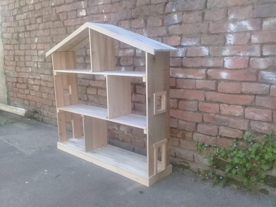 casa de muñecas con palets