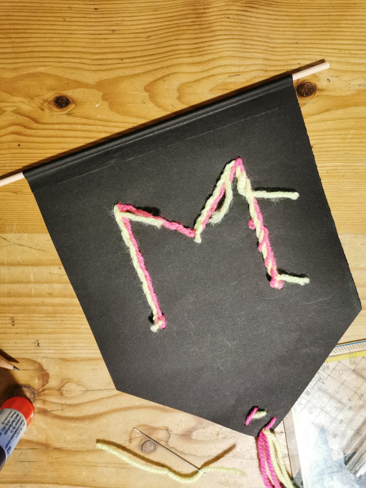 Voll im Trend: Papier Stickereien mit neonfarbendem Garn oder Wolle / leichte, einfache und schnelle DIY Idee für das Basteln mit Kindern zuhause / Mehr einfache DIY Ideen gibt es auf judetta.de