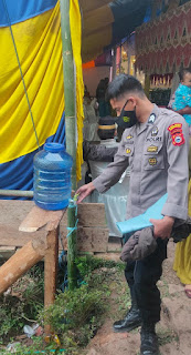 Awasi Penerapan Prokes, Bhabinkamtibmas Polsek Alla Polres Enrekang Sambangi Resepsi Pernikahan