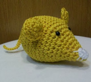 http://www.amigurumis4you.com/article-amigurumis-patron-ratoncito-111492488.html