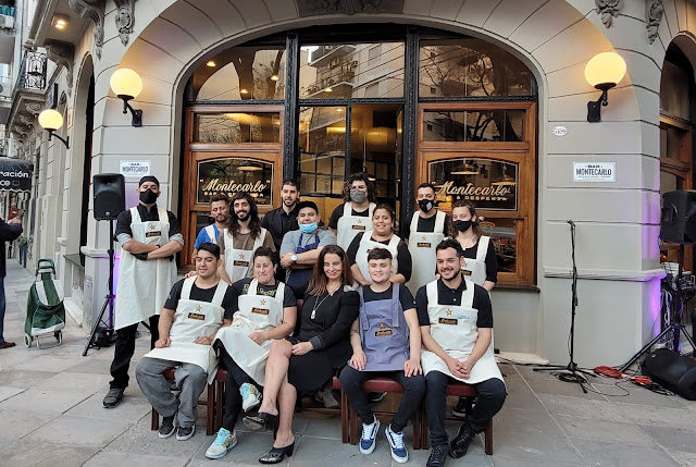 Paula Comparatore y su equipo en la reinaguración de Montecarlo, café notable de Palermo.