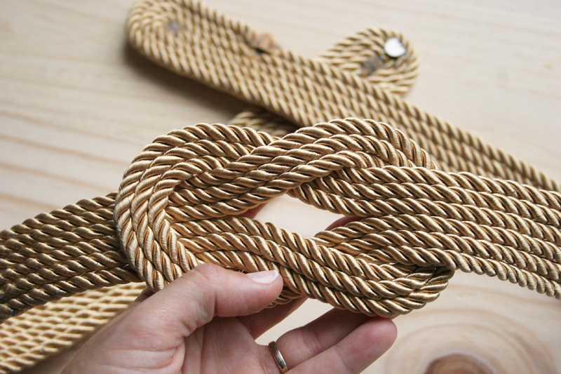 Decorar en familia _Diy cinturón de cordón de seda dorado3
