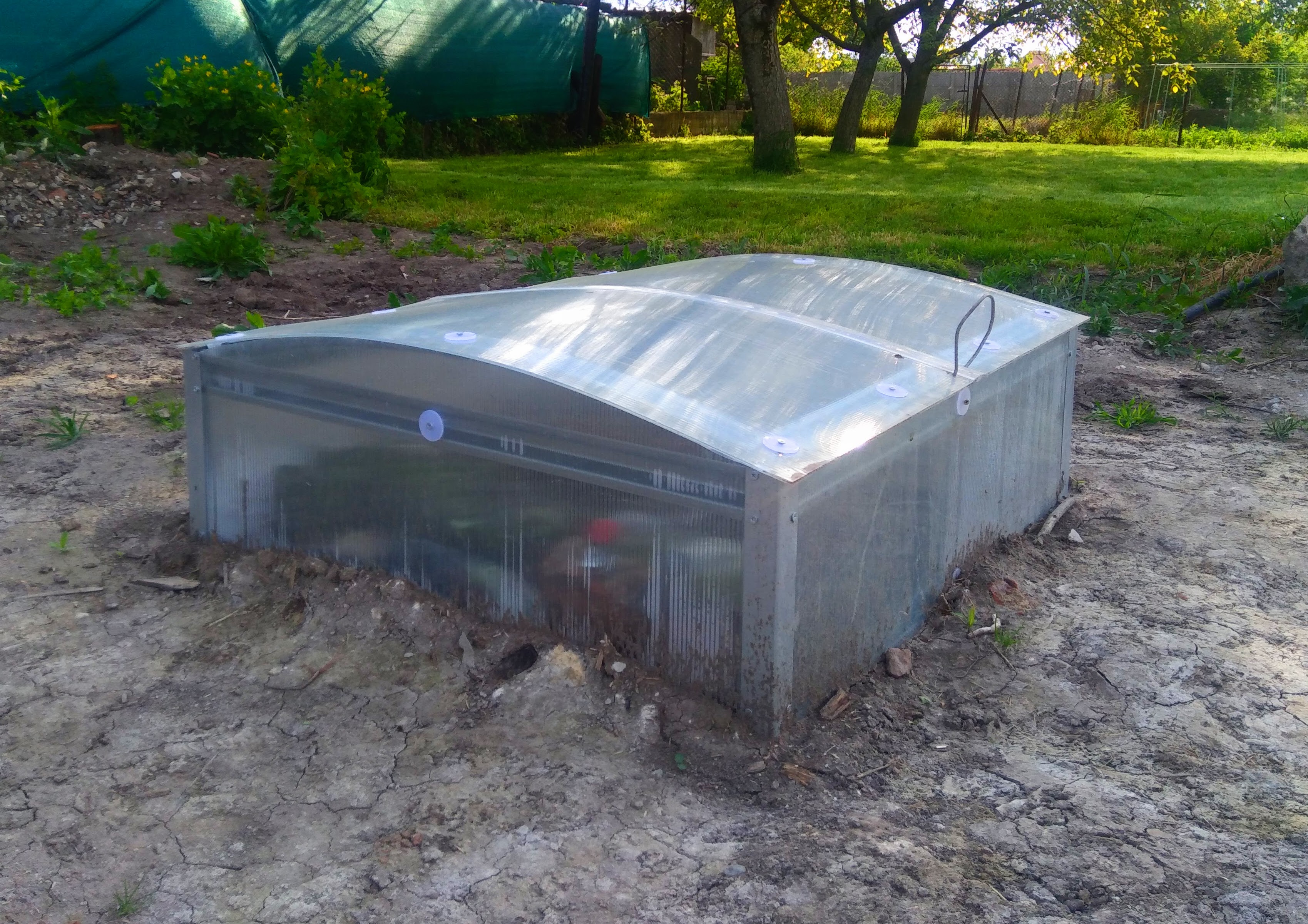 Microgreenhouse with thermohydraulic window opener