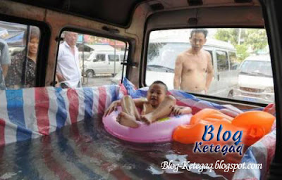 Kolam renang dalam van di China