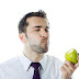 Τι κερδίζετε και τι χάνετε αν τρώτε το μήλο με τη φλούδα;