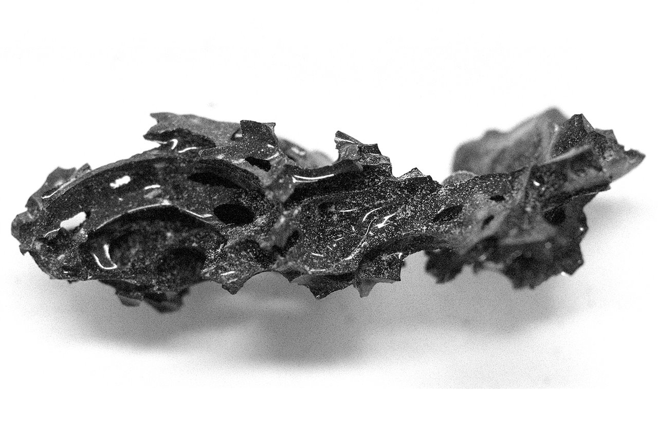 Pequeño fragmento de cerebro humano vitrificado por la erupción del Vesubio en el año 79 d.C. Foto: Pier Paolo Petrone. Pequeño fragmento de cerebro humano vitrificado por la erupción del Vesubio en el año 79 d.C. Foto: Pier Paolo Petrone.