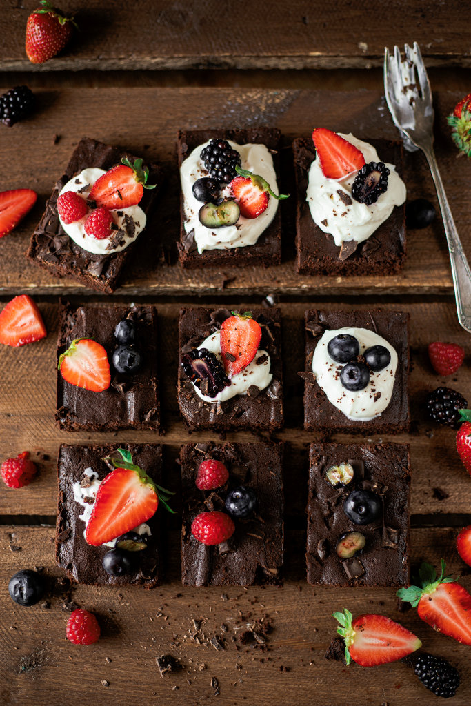 Sahnewölkchen: Fudgy Brownie Rezept - getoppt mit leichter Quarkcreme ... Sahnewölkchen: Fudgy Brownie Rezept - getoppt mit leichter Quarkcreme ...