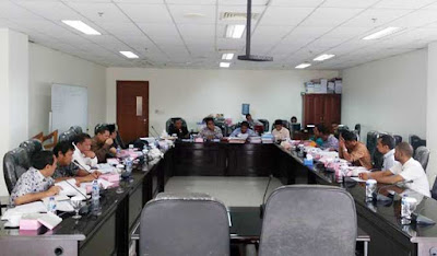 Ambon, Malukupost.com - Pembahasan anggaran pilkada gubernur dan wagub antara KPU Provinsi Maluku dengan pemerintah daerah masih alot karena belum adanya kesepakatan besaran dana yang akan dialokasikan.  "Ada perbedaan hitungan antara pemda dengan KPU karena terkait dengan pembengkakan anggaran, padahal masalah ini sudah sesuai dengan ketentuan yang berlaku," kata ketua KPU Maluku, Musa Toekan di Ambon, Jumat (21/7).