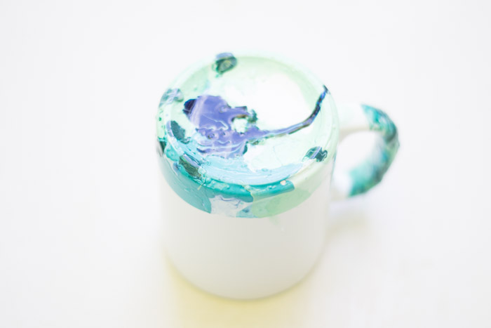 Decora una taza con esmalte de uñas