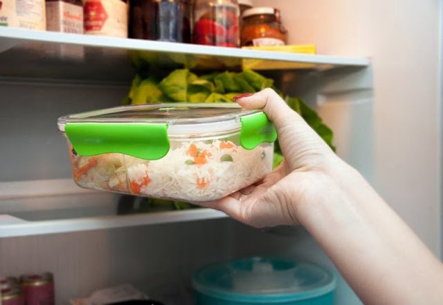 Để nguội thức ăn trước khi cho vào tủ lạnh
