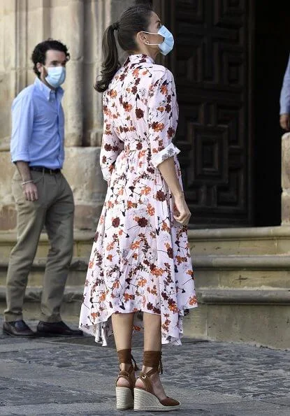 Queen Letizia wore Hugo Boss Kalocca floral print summer shirt dress and Queen Letizia wore an Uterque tied leather wedges