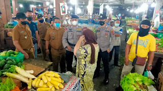 Polsek Medan Baru Melaksanakan Himbauan PPKM Level 4 di Pasar Meranti 1 Screenshot 20210914 230631