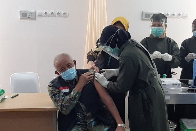 Bupati Sleman Sri Purnomo saat disuntik vaksin di Puskesmas Ngemplak 2.(KOMPAS.COM/YUSTINUS WIJAYA KUSUMA) Bupati Sleman Sri Purnomo saat disuntik vaksin di Puskesmas Ngemplak 2.(KOMPAS.COM/YUSTINUS WIJAYA KUSUMA)