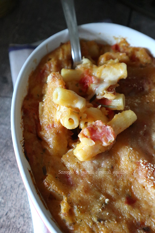 Pasta, patate, provola affumicata e salame napoletano al forno