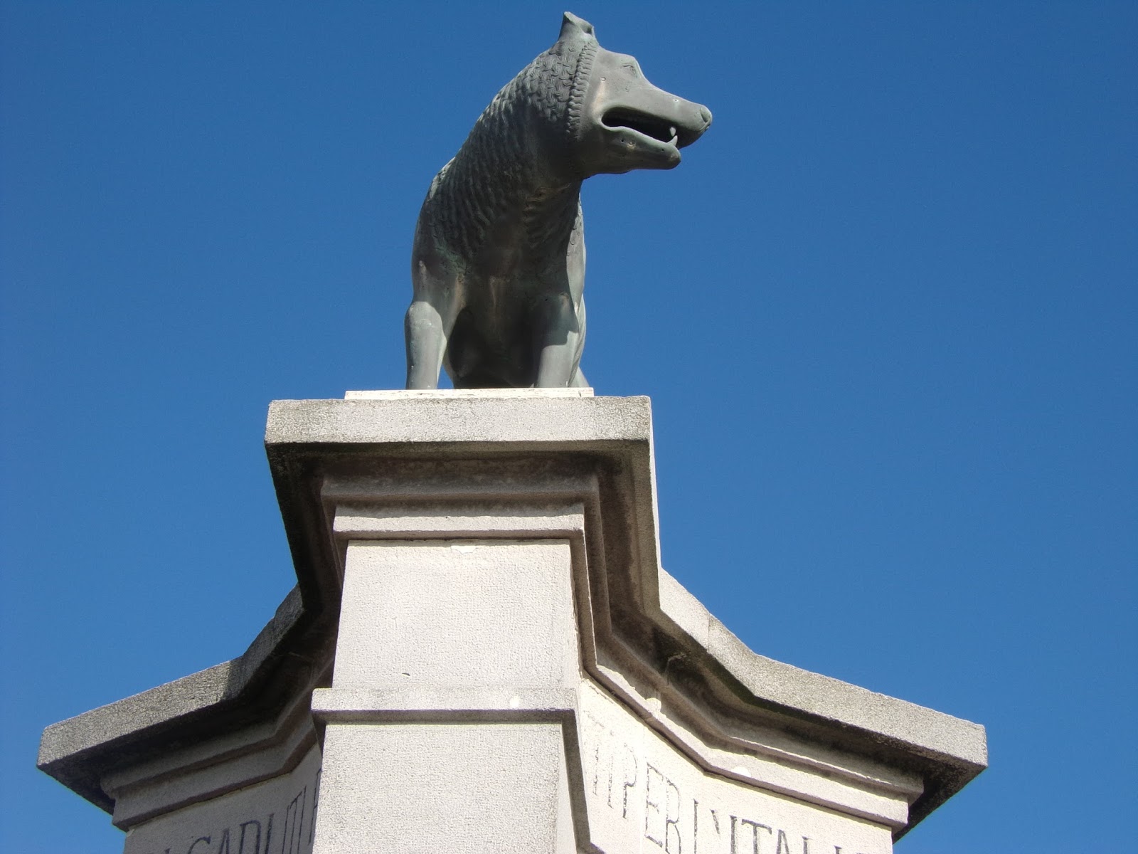 historias con pueblos MONUMENTO ITALIANO A LA LOBA CAPITOLINA BARRIO