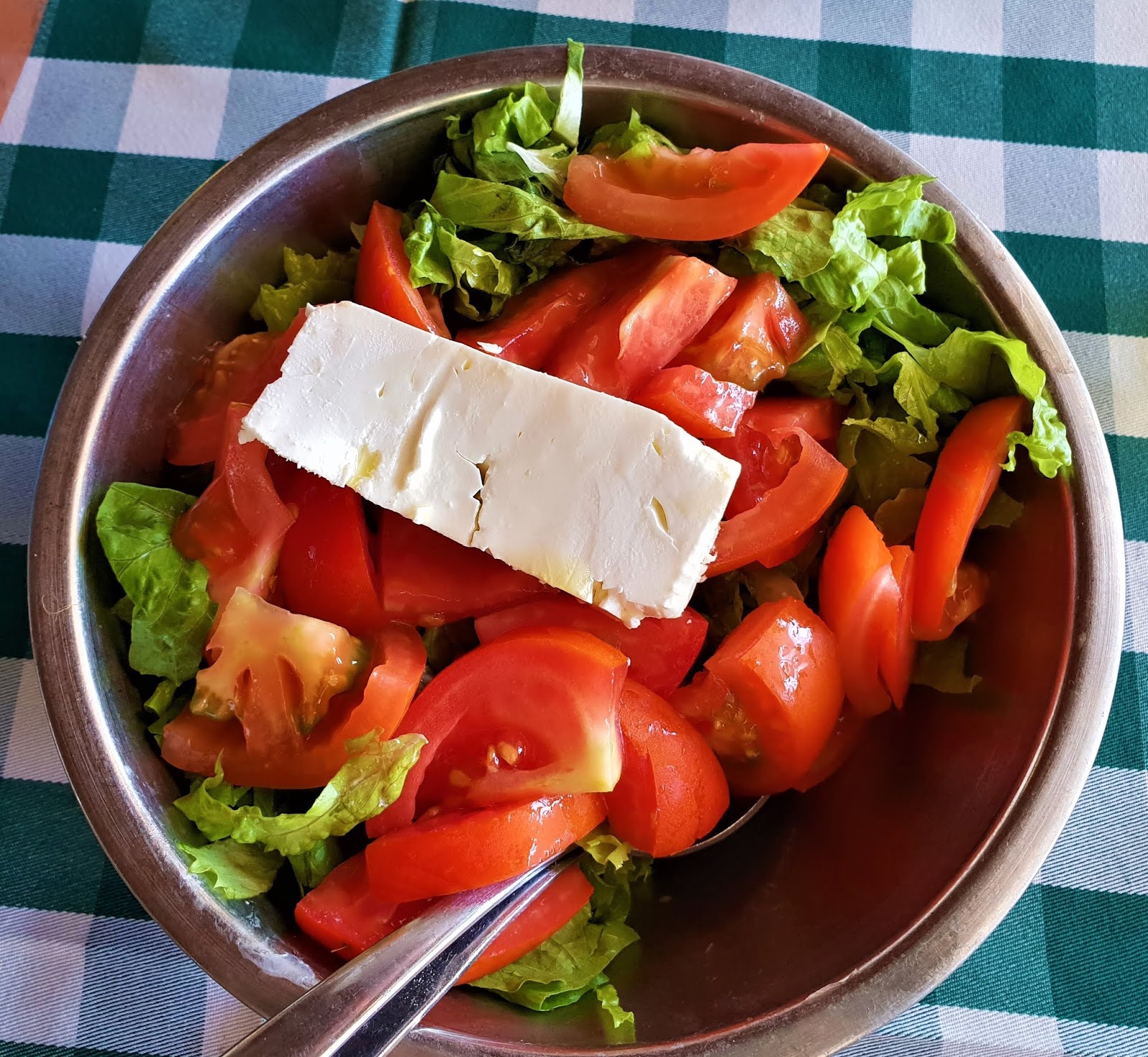 Греческий адрес. Греческий салат. Греческий салат с мясом. Греческий салат в Греции. Греческий салат Паралия.