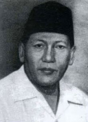 Biografi Zainul Arifin Biografi Zainul Arifin Biodata Nama Lengkap : Zainul Arifin Lahir : Barus, Tapanuli Tengah, Sumatera Utara, 2 September 1909 Meninggal : Jakarta, 2 Maret 1963 Biografi Terlahir di Barus, Tapanuli Tengah, Sumatera Utara, 2 September 1909, Kiai Haji Zainul Arifin atau lengkapnya Kiai Haji Zainul Arifin Pohan adalah seorang politisi Nahdlatul Ulama (NU) terkemuka yang sejak remaja di zaman penjajahan Belanda sudah aktif dalam organisasi kepemudaan NU, GP Ansor, jabatan terakhirnya ialah ketua DPRGR sejak 1960 - 1963. KH. Zainul Arifin, seorang pahlawan kemerdekaan yang mengawali perjuangan pergerakan nasional di bawah naungan organisasi Nahdlatul Ulama (NU). Pada zaman Jepang, pergerakan Zainul Arifin dengan nama organisasi Majelis Islam Ala Indonesia (MIAI), yang kelak kemudian berganti nama menjadi Majelis Syuro Muslimin Indonesia (Masyumi). Di bidang kemiliteran, Zainul pernah menjabat Panglima Hizbullah (Tentara Allah) untuk seluruh Indonesia dan Sekretaris Pucuk Pimpinan TNI. Setelah kemerdekaan, ia berturut-turut menjadi anggota Badan Pekerja Komite Nasional Indonesia Pusat (BP KNIP), anggota Dewan Perwakilan Rakyat Sementara (DPRS), Wakil II Perdana Menteri, Wakil Ketua DPR , dan Ketua DPRGR. Gemeente Batavia atau Kotapraja Jakarta, itulah pekerjaan Zainul Arifin pada masa pendudukan Belanda. Dengan demikian, beliau adalah seorang pegawai negeri yang mendapat upah atau gaji