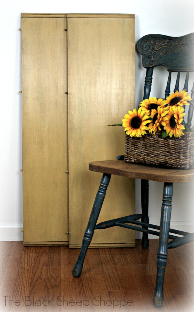 The set also includes two leaves for the table. The set also includes two leaves for the table.