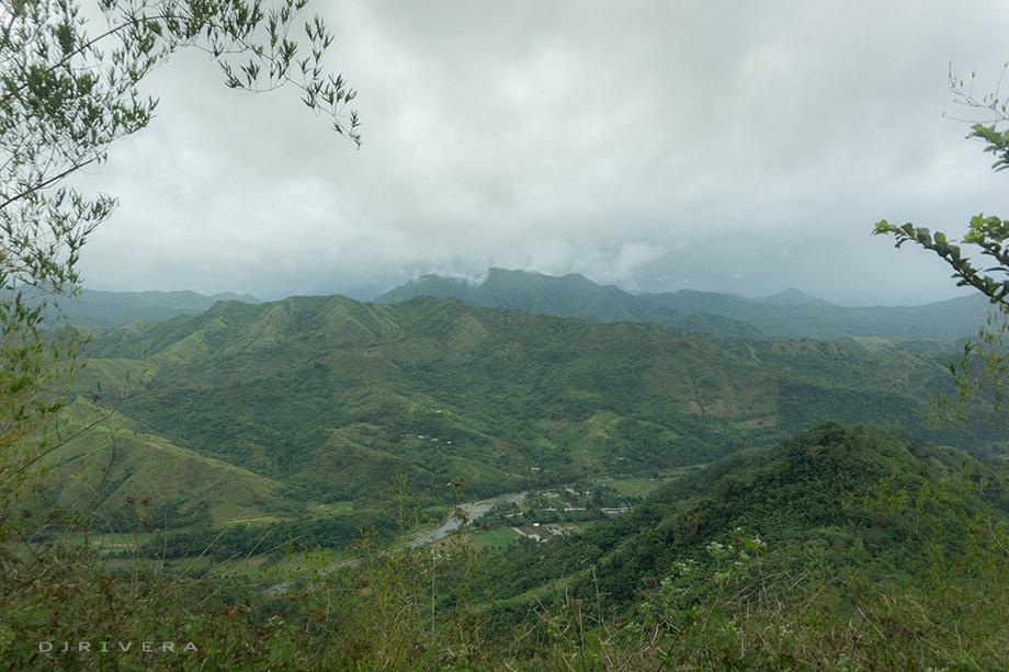 Vue sur d'autres collines à mi-chemin jusqu'au sommet de Maynoba