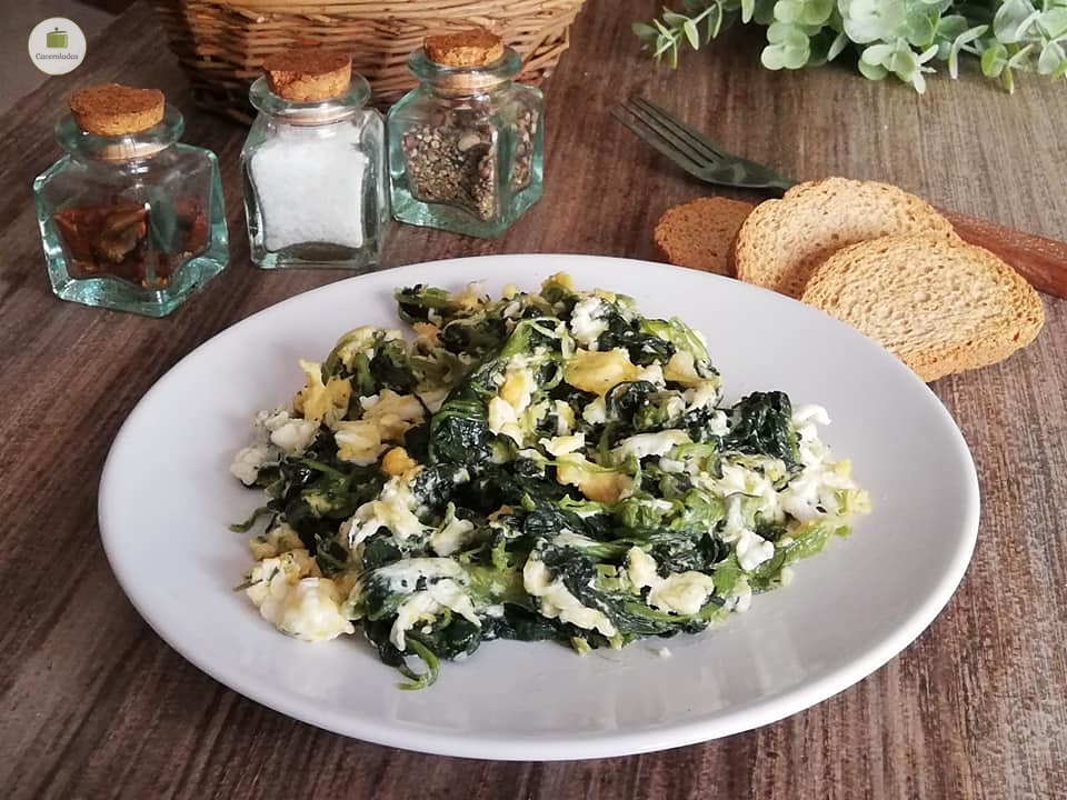 Espinacas salteadas con huevo | Caceroladas