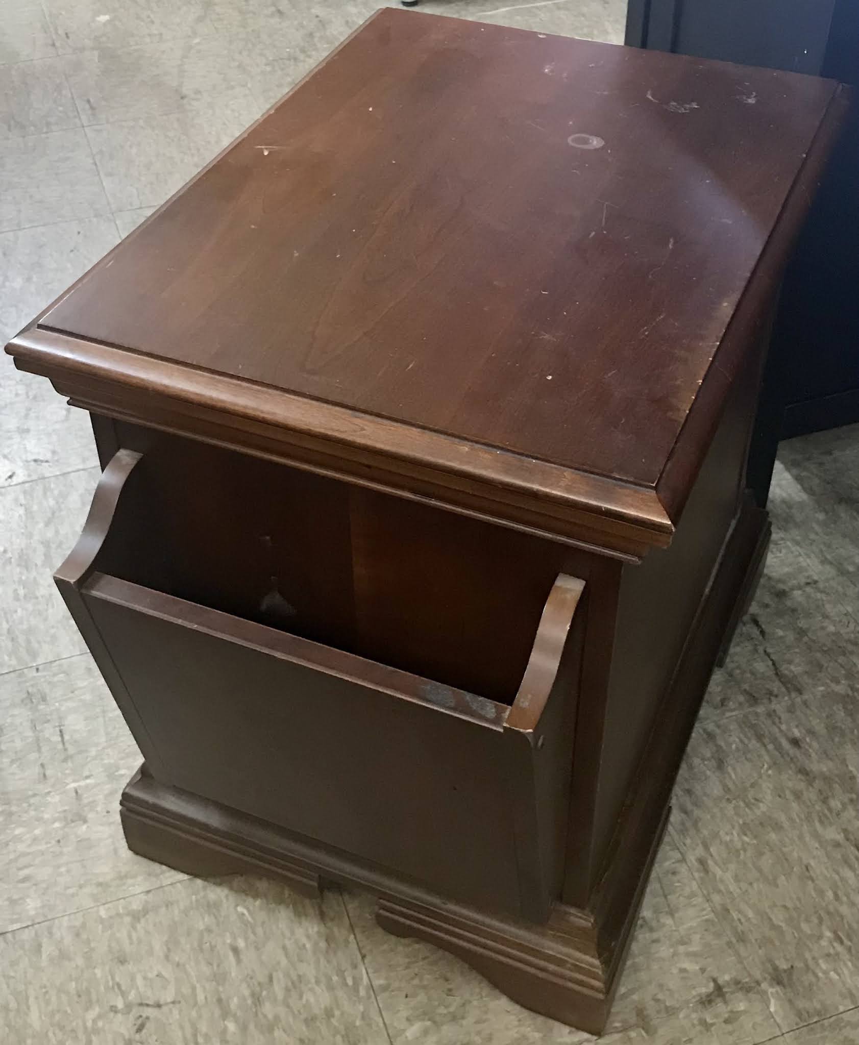 Uhuru Furniture & Collectibles 478140 Hardwood End Table with