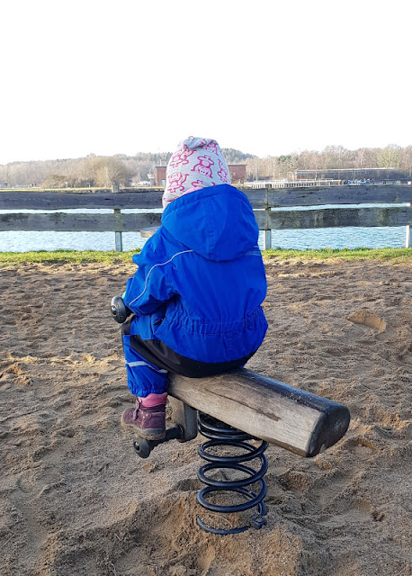 3 Spielplätze im Norden von Kiel mit Blick aufs Meer. Wippen mit Blick auf die Förde in Pries-Friedrichsort.