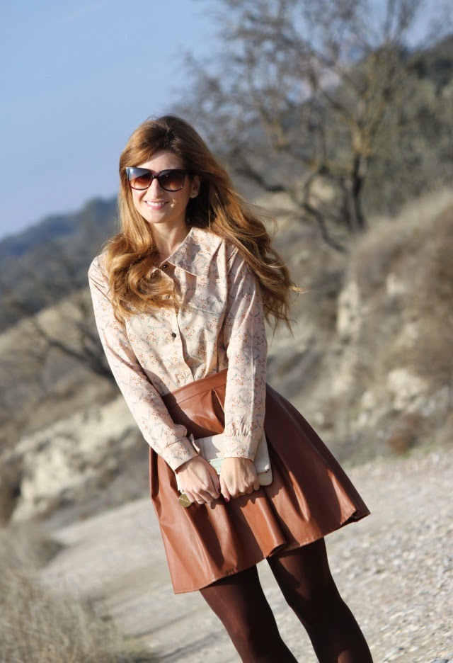 BLOG DE MODA Y LIFESTYLE FALDA DE PIEL Y BLUSA EN TONOS CAMEL