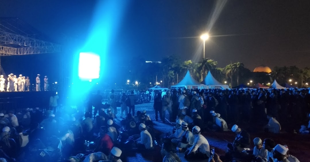 Jam 10 Malam, Umat Sudah Padati Monas Siap Ikuti Acara Reuni 212 Senin Pagi Fakta Kini