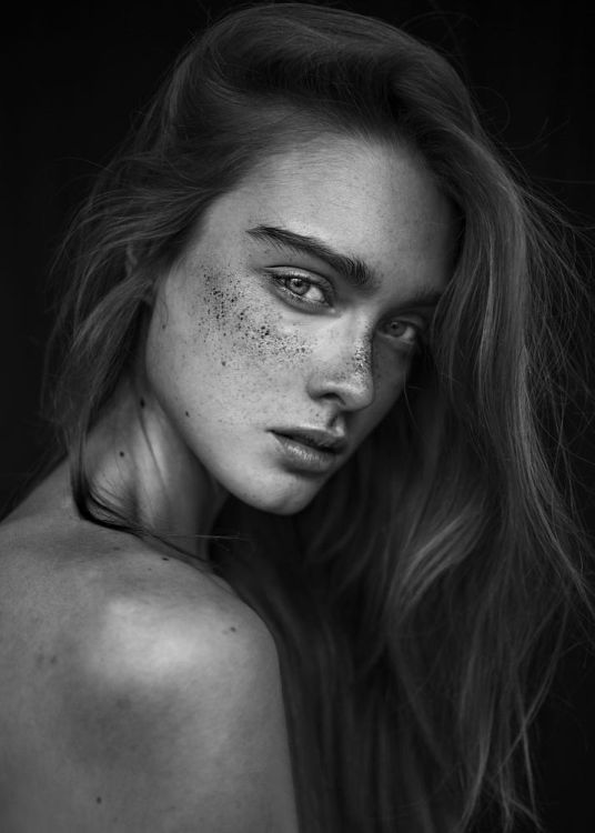 As belas modelos com sardas na fotografia de Agata Serge Agata Serge 500px arte fotografia fashion mulheres modelos sardas beleza preto e branco