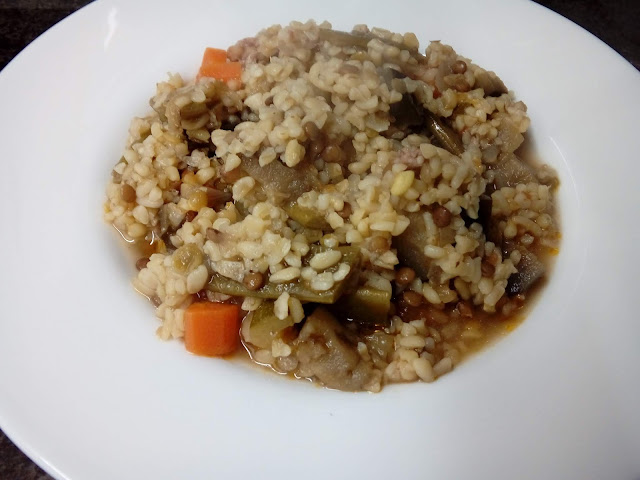 Bulgur con legumbres, verduras y longaniza