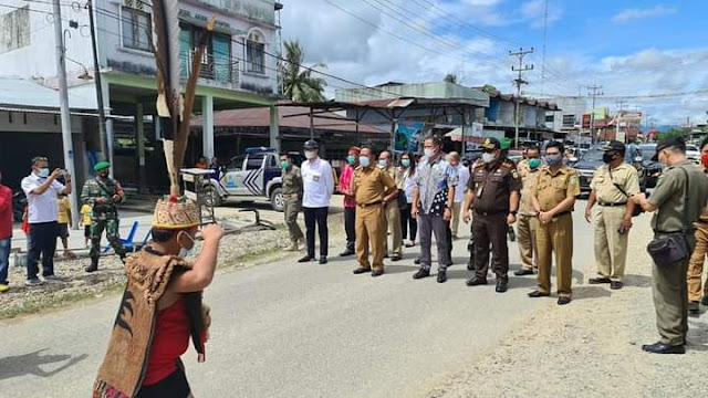 Bupati Sanggau Paulus Hadi, SIP, MSi meresmikan infrastruktur program Kota Tanpa Kumuh (KOTAKU) dan Pengembangan Infrastruktur Sosial Ekonomi Wilayah (PISEW)