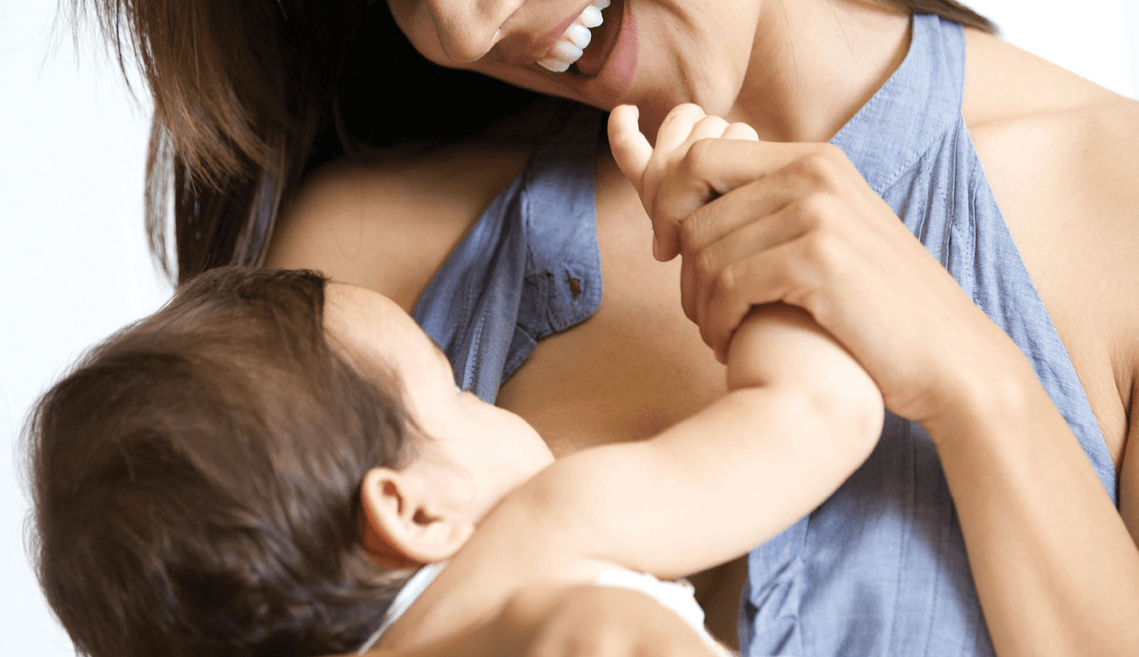 Сын ласкают маму видео. Фотограф Джейд Билл Breastfeeding. Woman Breastfeeding Coati.
