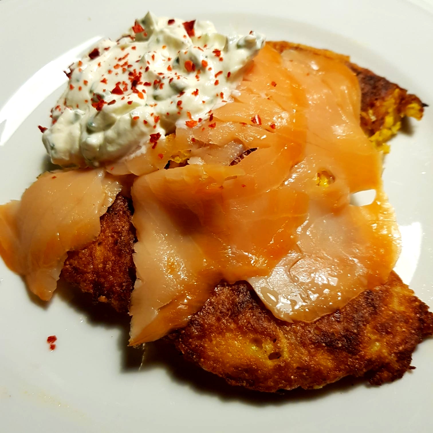 Kürbis-Kartoffel-Puffer mit Dipp und Räucherlachs