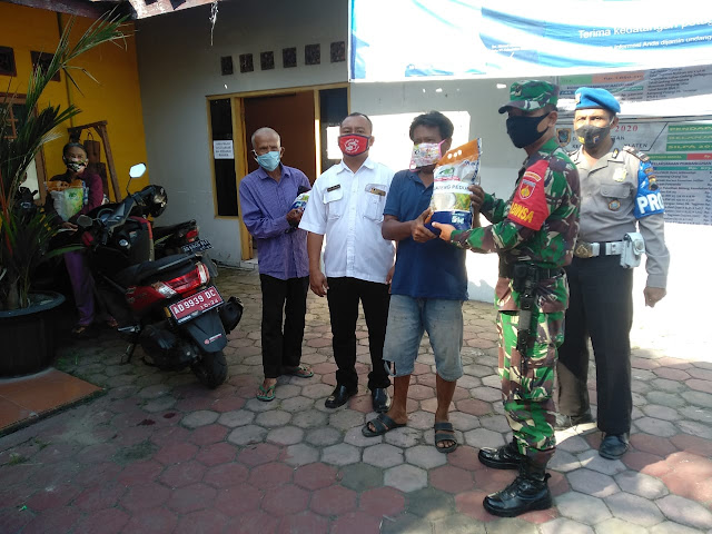 Dalam Rangka Hari Bhayangkara Ke 74 Koramil Bersama Polsek Salurkan Bansos