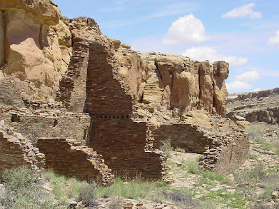 Много странните индианци живели в каньона Чако 800px-Chaco_Canyon_Hungo_Pavi_ruins_staircase_NPS