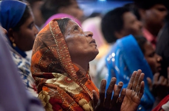 Mujer cristiana orando por víctimas de persecución en India
