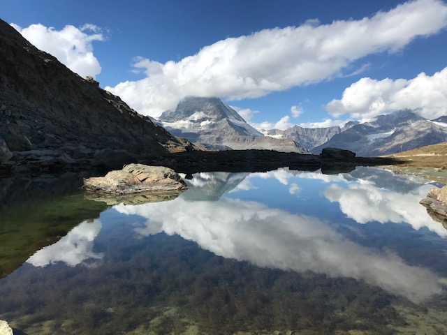 スイス・ツェルマット・ゴルナーグラート下山中に湖は2箇所あります。湖に移る逆さマッターホルン