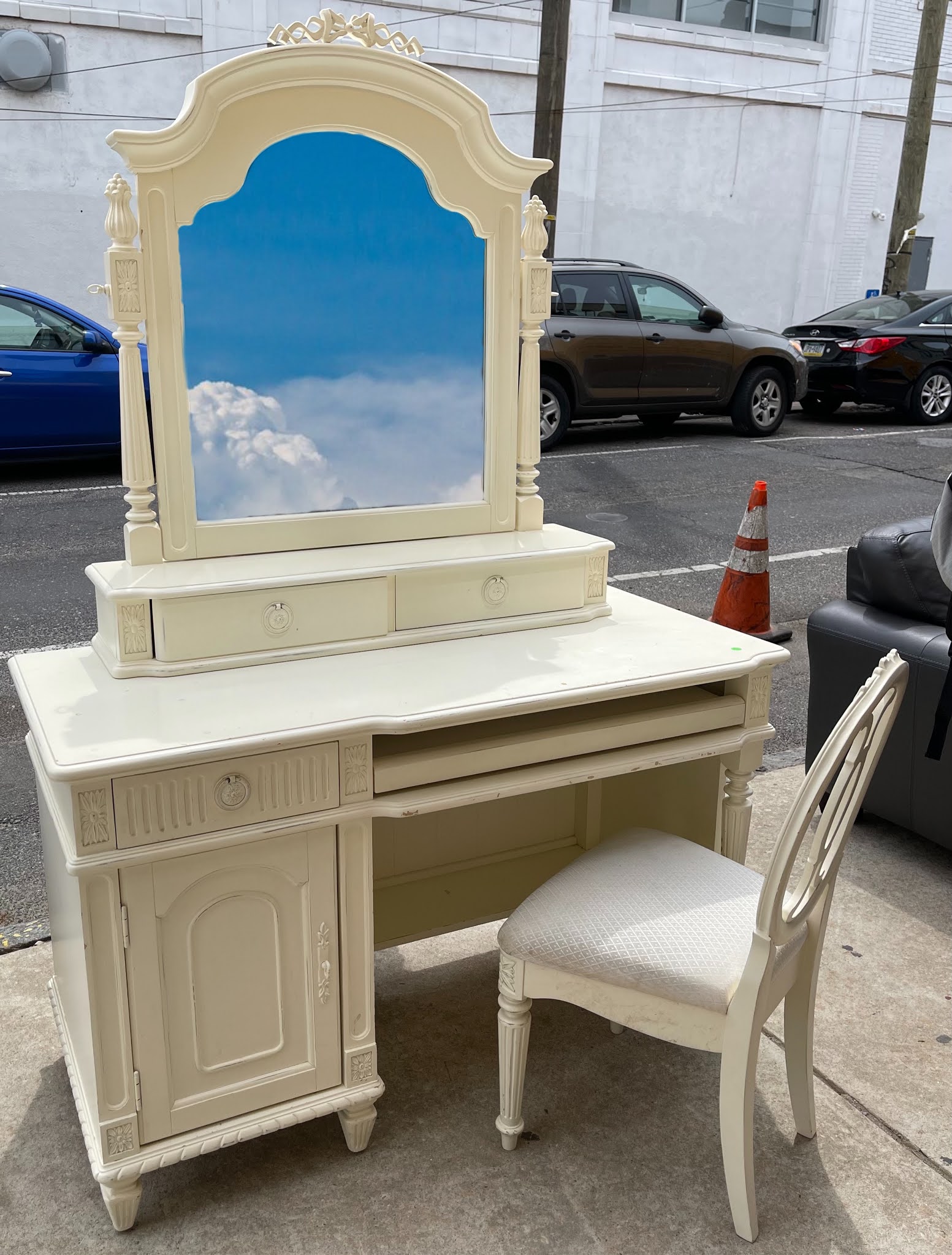 thomasville vanity dressing table