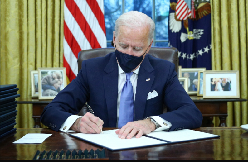El presidente Joe Biden firma las primera órdenes ejecutivas de su mandato dentro de la Oficina Oval de la Casa Blanca en Washington D.C., el 20 de enero de 2021 / VOA