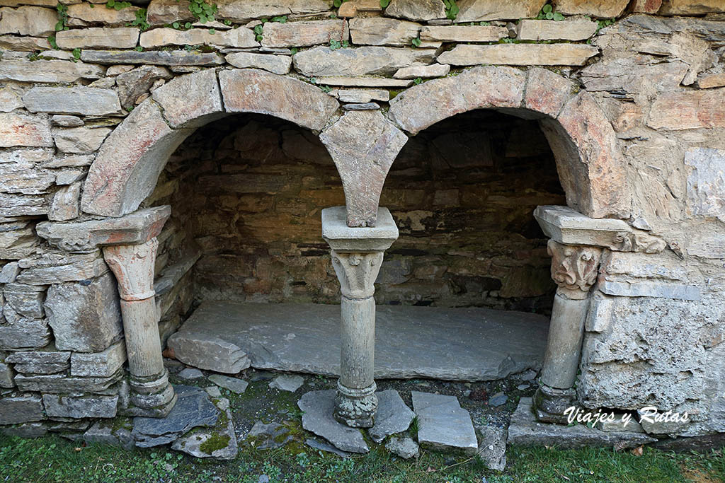 Tumba de San Genadio, Iglesia de Santiago de Peñalba